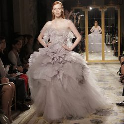 Diseño con falda de capas de Marchesa, colección primavera de 2012