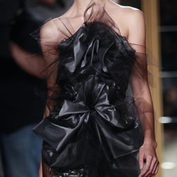 Diseño con tul negro de Marchesa, colección primavera de 2012