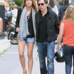 Carlota Casiraghi con shorts vaqueros y blazer negro