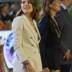 Carlota Casiraghi con traje de chaqueta premamá