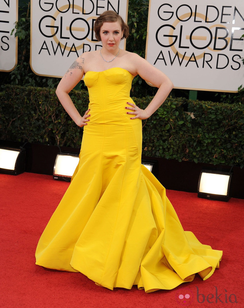 Lena Dunham con un vestido de Zac Posen en la alfombra roja de los Globos de Oro 2014