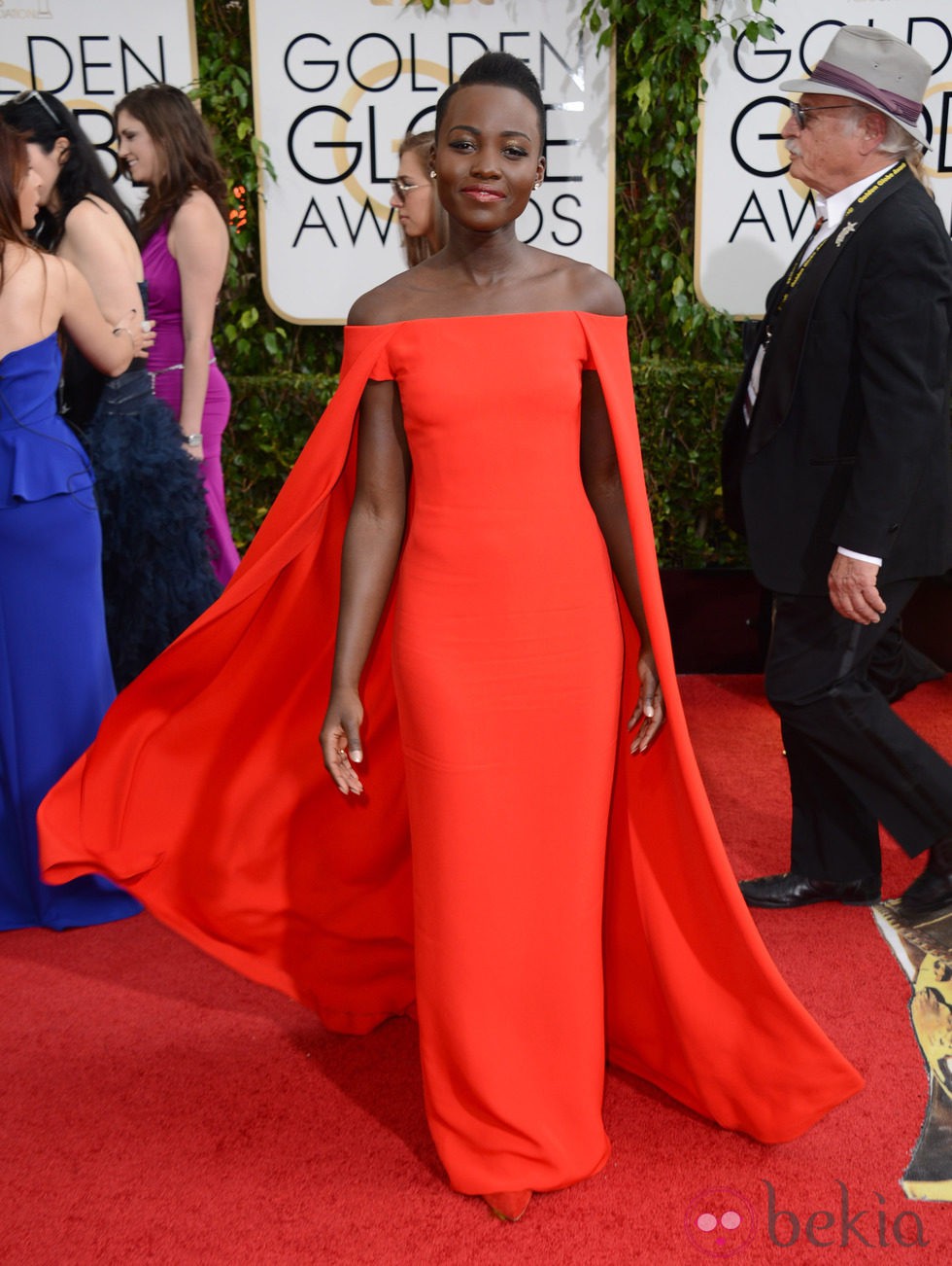 Lupita Nyong'o con un vestido de Ralph Lauren en la alfombra roja de los Globos de Oro 2014