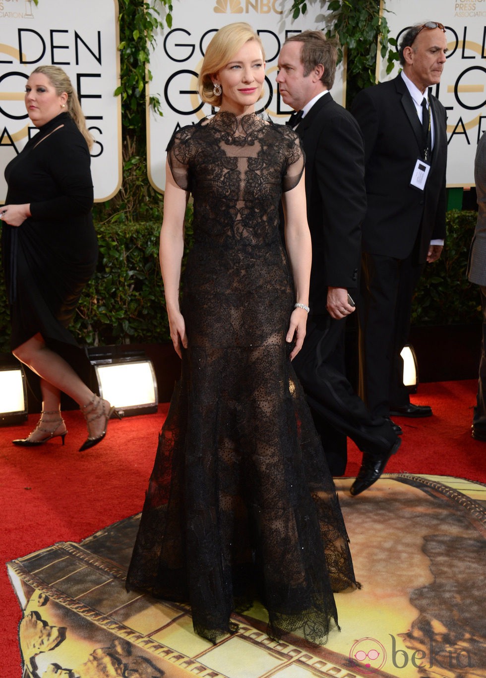 Cate Blanchett con un vestido de Armani en la alfombra roja de los Globos de Oro 2014