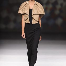 Capa de cuero combinada con un total black de AA de Amaya Arzuaga en Madrid Fashion Week otoño/invierno 2014/2015