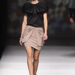 Falda de superposiciones de AA de Amaya Arzuaga en Madrid Fashion Week otoño/invierno 2014/2015