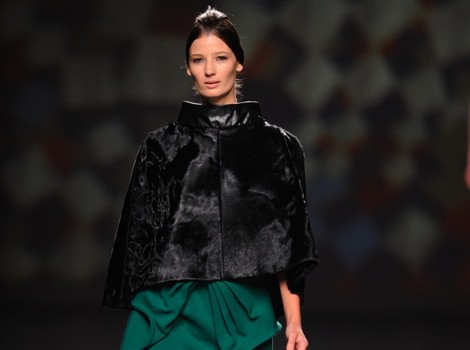 Capa negra de AA de Amaya Arzuaga en Madrid Fashion Week otoño/invierno 2014/2015