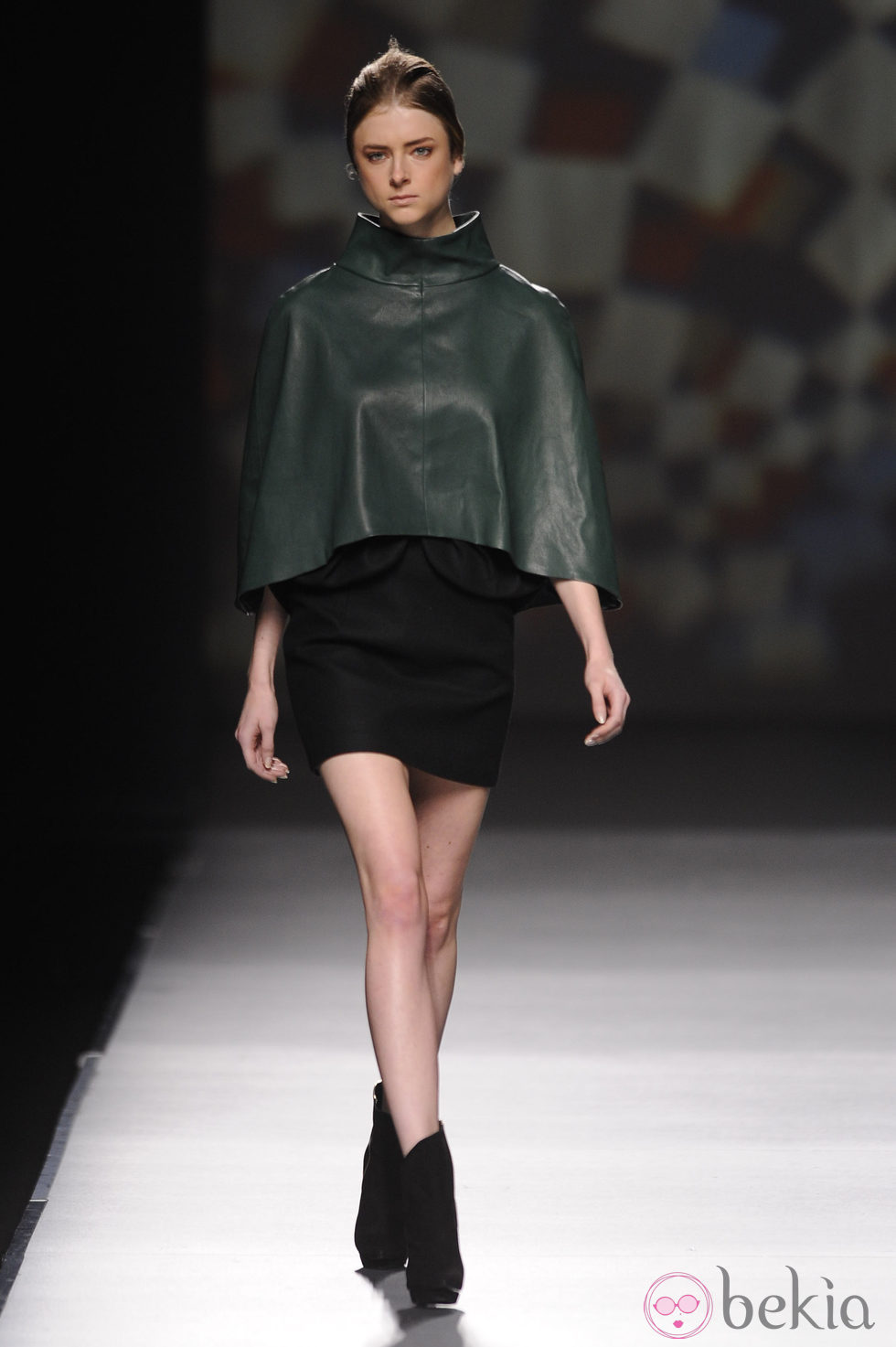 Capa de cuero verde de AA de Amaya Arzuaga en Madrid Fashion Week otoño/invierno 2014/2015