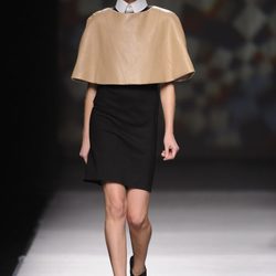 Capa de cuero beige redonda de AA de Amaya Arzuaga en Madrid Fashion Week otoño/invierno 2014/2015