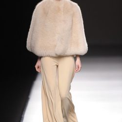 Capa beige de Devota & Lomba en Madrid Fashion Week otoño/invierno 2014/2015