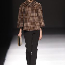 Capa con tartán de Devota & Lomba en Madrid Fashion Week otoño/invierno 2014/2015