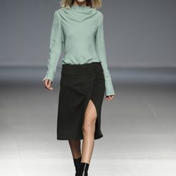 Falda negra de la colección otoño/invierno 2014/2015 de Ángel Schlesser en Madrid Fashion Week