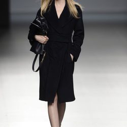 Abrigo negro de la colección otoño/invierno 2014/2015 de Ángel Schlesser en Madrid Fashion Week