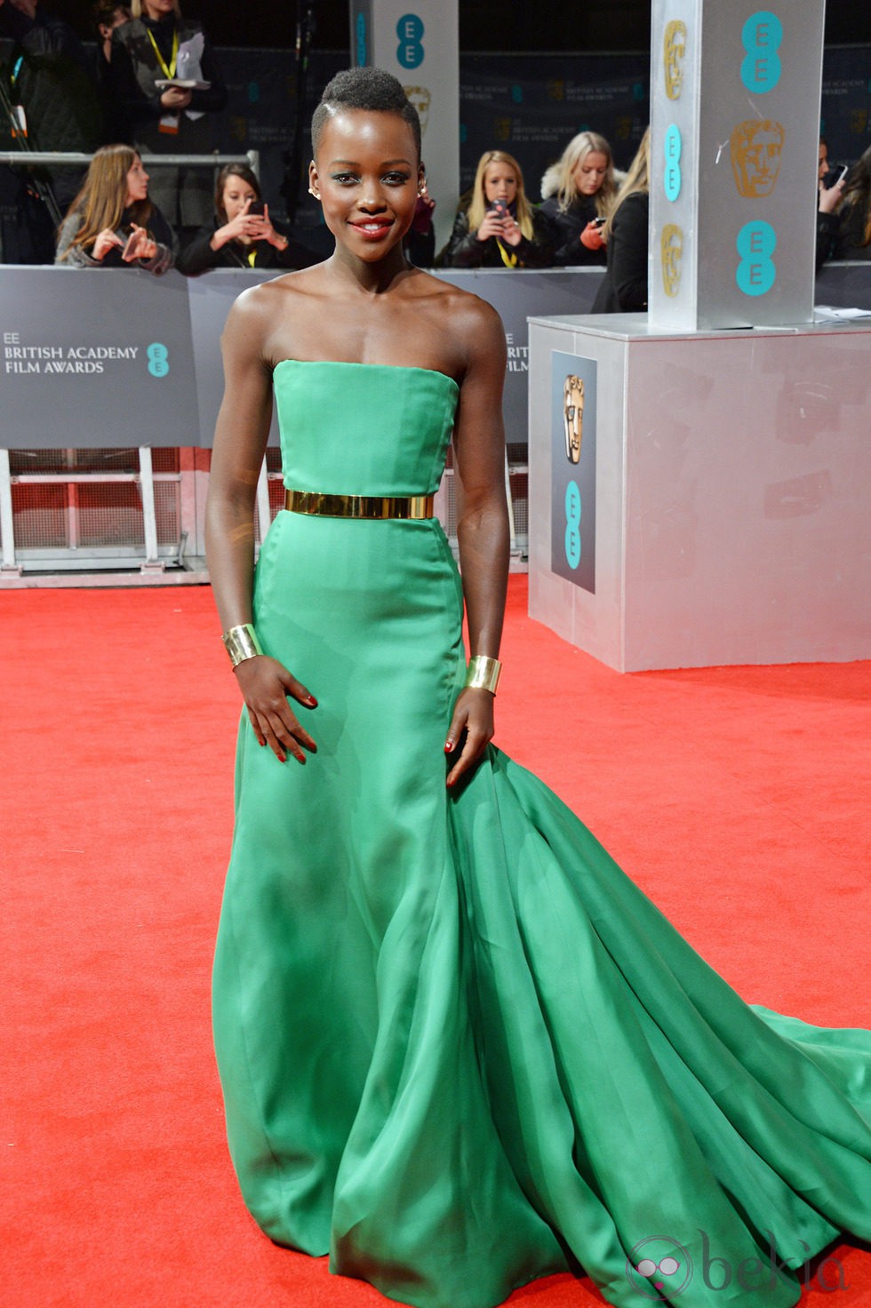 Lupita Nyong'o con un vestido de Dior Couture en la alfombra roja de los Premios BAFTA 2014