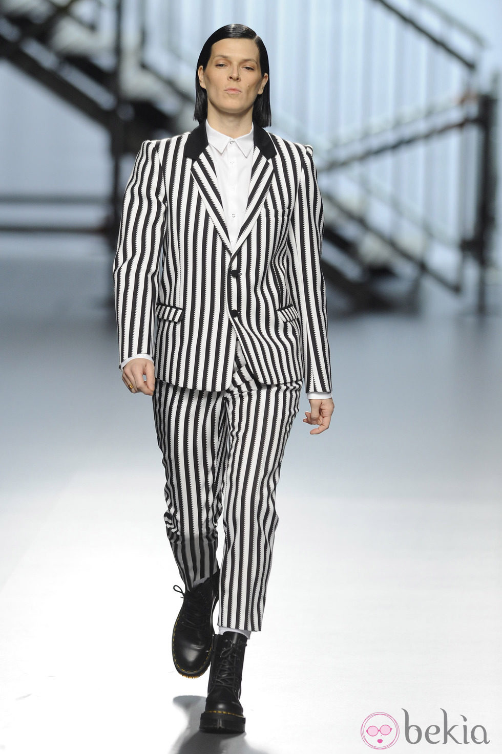 Bimba Bosé con un traje de rayas de la colección otoño/invierno 2014/2015 de Davidelfin en Madrid Fashion Week