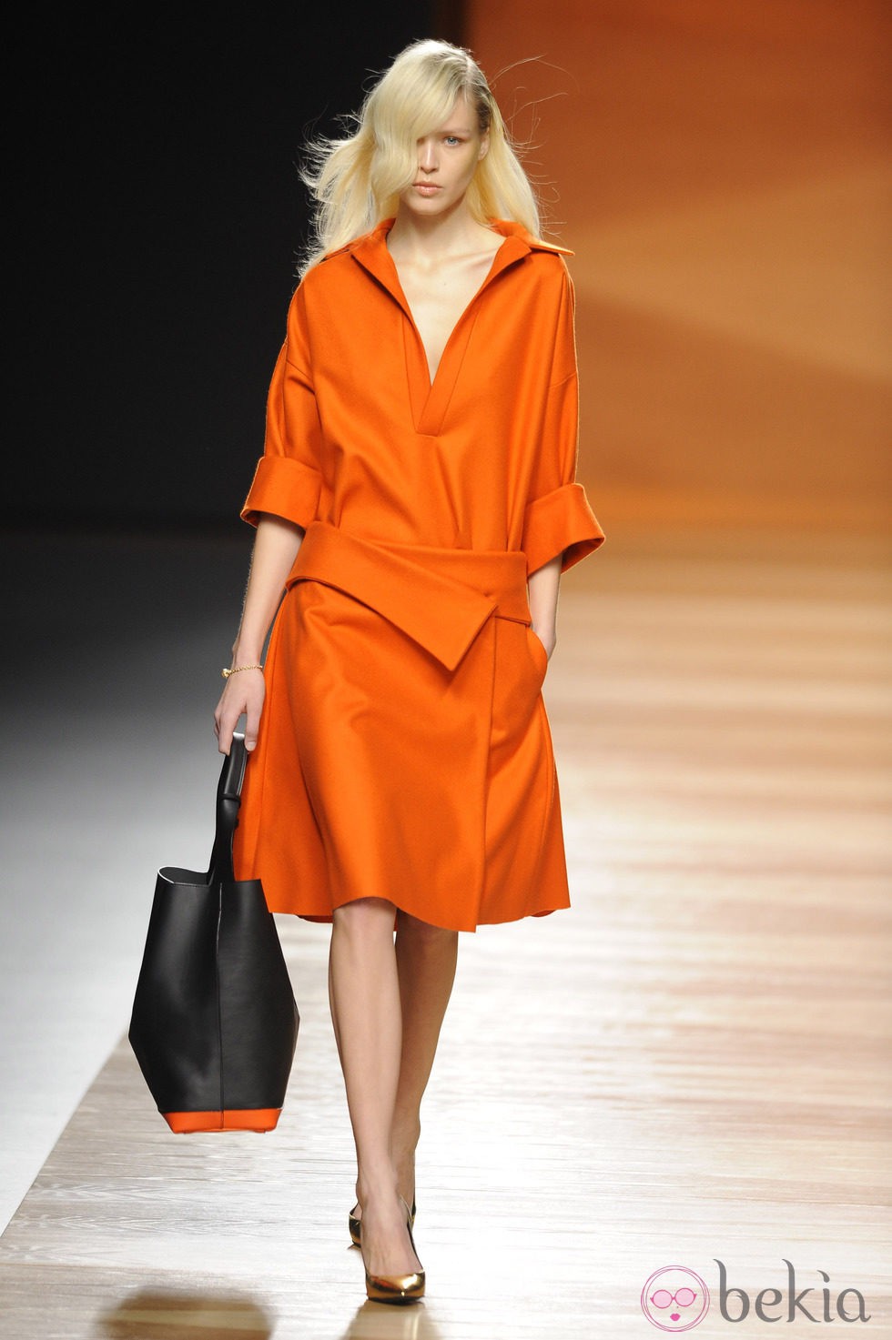 Vestido naranja de la colección otoño/invierno 2014/2015 de Juanjo Oliva en Madrid Fashion Week