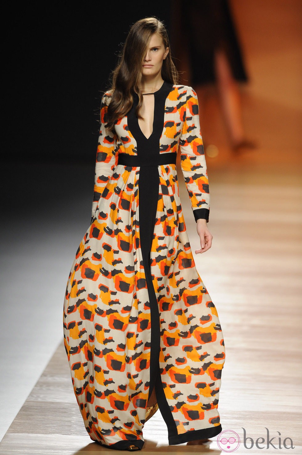 Vestido con estampado arty de la colección otoño/invierno 2014/2015 de Juanjo Oliva en Madrid Fashion Week