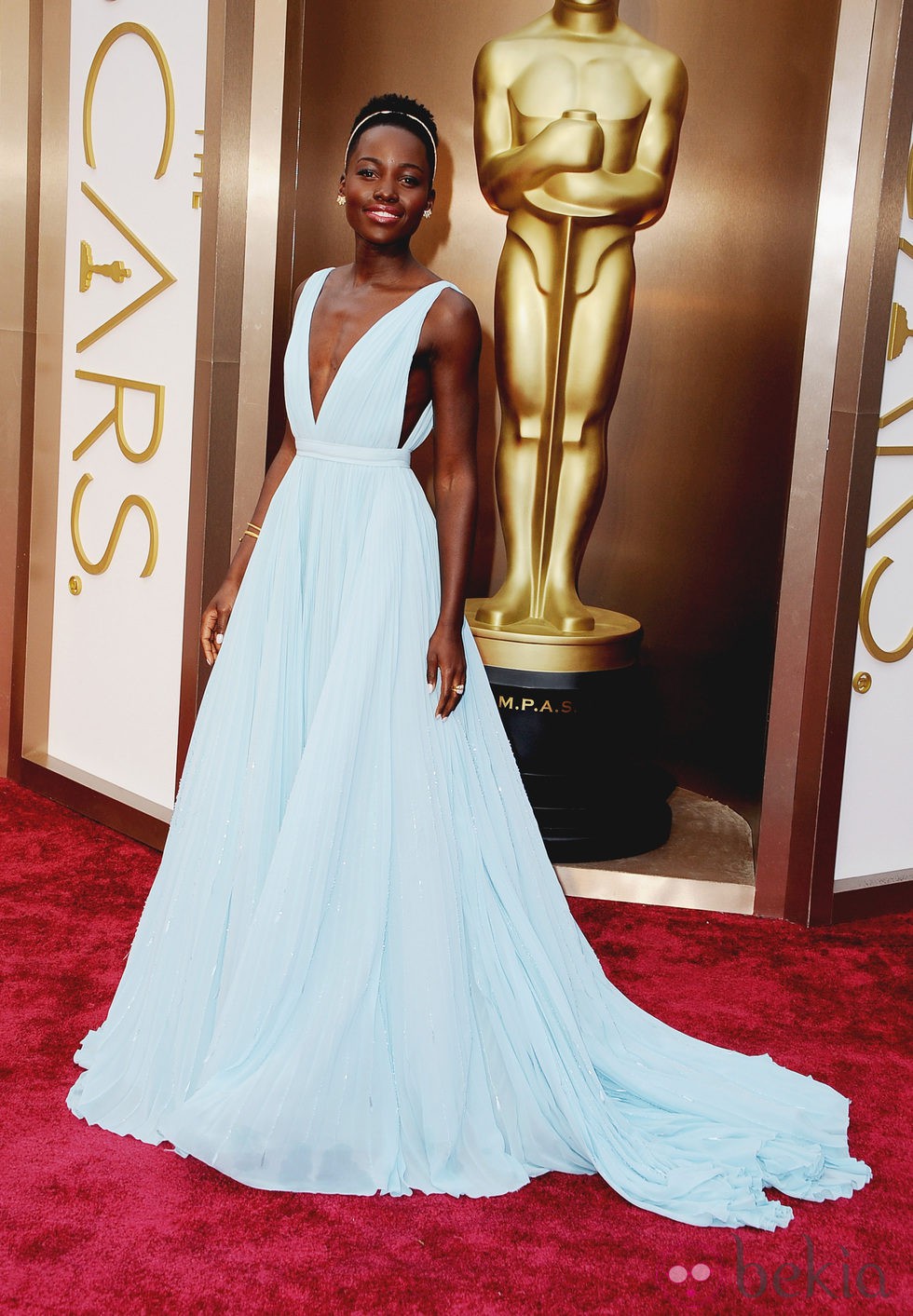 Lupita Nyong'o vestida de Prada en la alfombra roja de los Premios Oscar 2014