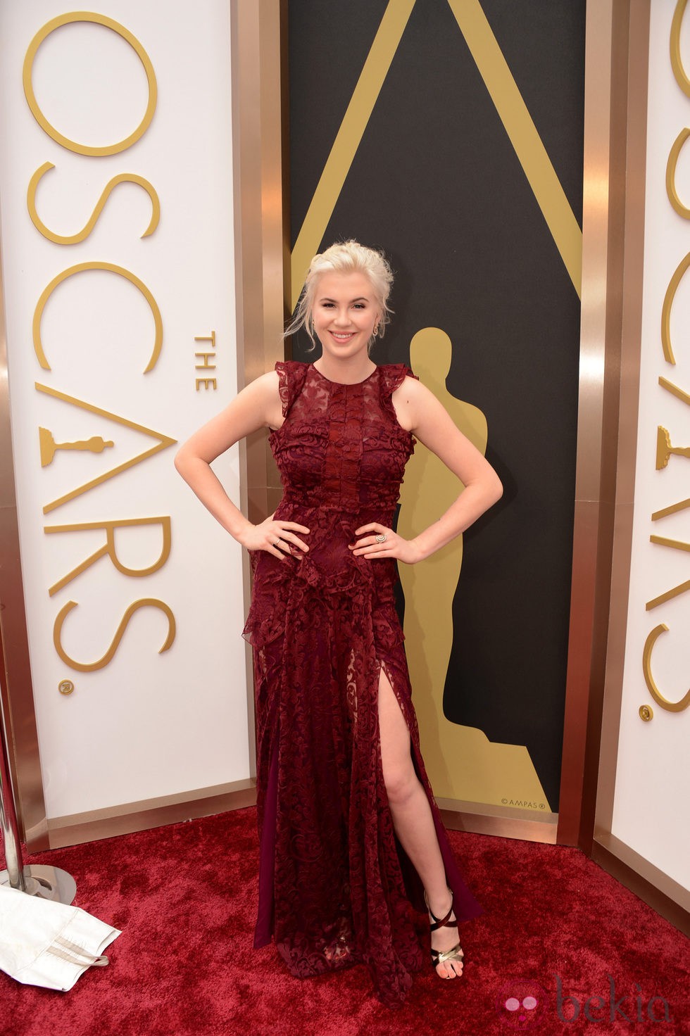 Ireland Baldwin con un vestido de Burberry Prorsum en los Oscar 2014