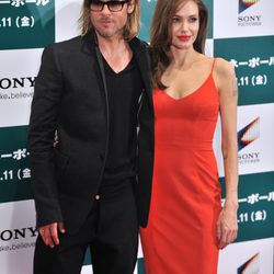 Angelina Jolie con un diseño de L'Wren Scott junto a Brad Pitt