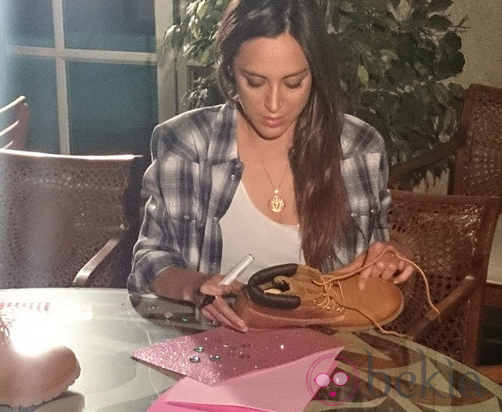 Tamara Falcó customizando unas botas de Panama Jack