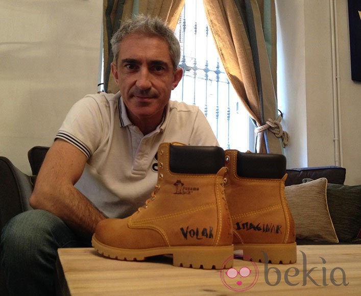 Jon Sistiaga posando con unas botas de Panama Jack