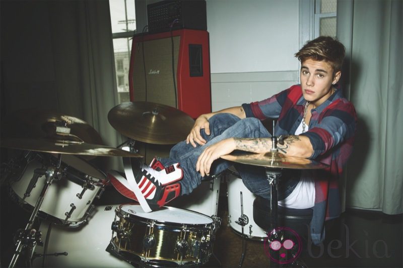 Justin Bieber posando para Adidas y su línea NEO 2014 junto a una batería