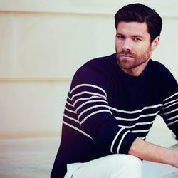 Xabi Alonso posando como imagen de la colección primavera/verano 2014 de Emidio Tucci