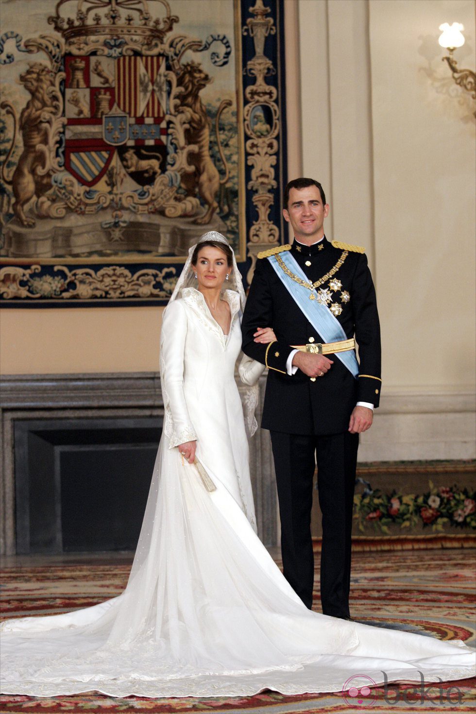 La Princesa Letizia con un diseño de Pertegaz junto al Príncipe Felipe en su boda