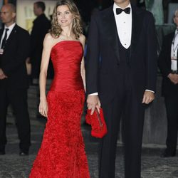 La Princesa Letizia con un vestido rojo de strapless junto al Príncipe Felipe