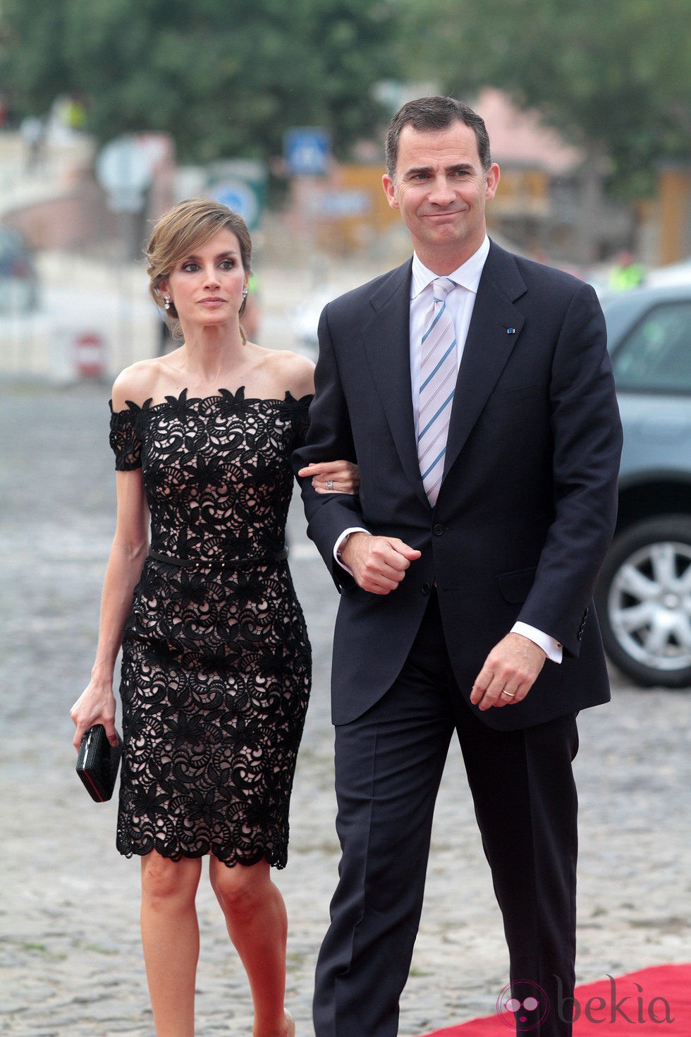 La Princesa Letizia con un vestido corto de encaje guipur del diseñador Felipe Varela