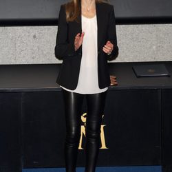 La Princesa Letizia con leggins negros, blusa blanca, blazer y salones rojos