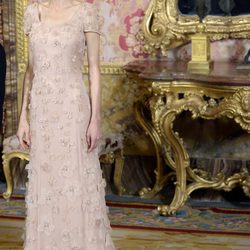 La Princesa Letizia con un vestido rosa empolvado con aplicaciones florales de tela