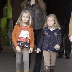 Las Infantas Sofía y Leonor visitando a su abuelo