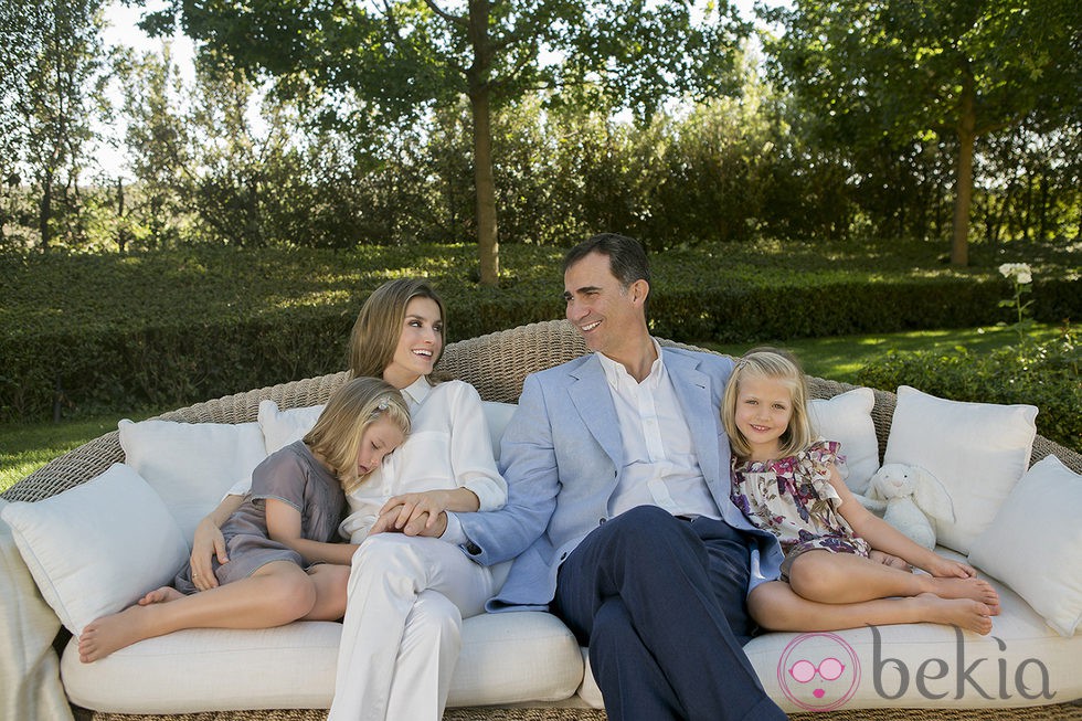 las Infantas Leonor y Sofía en el posado de verano 2012