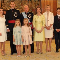 La familia real junto a la infanta Elena y su hijo tras la imposición del fajín a Felipe VI