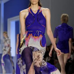 Diseño azul estampado de Vera Wang, colección primavera de 2012