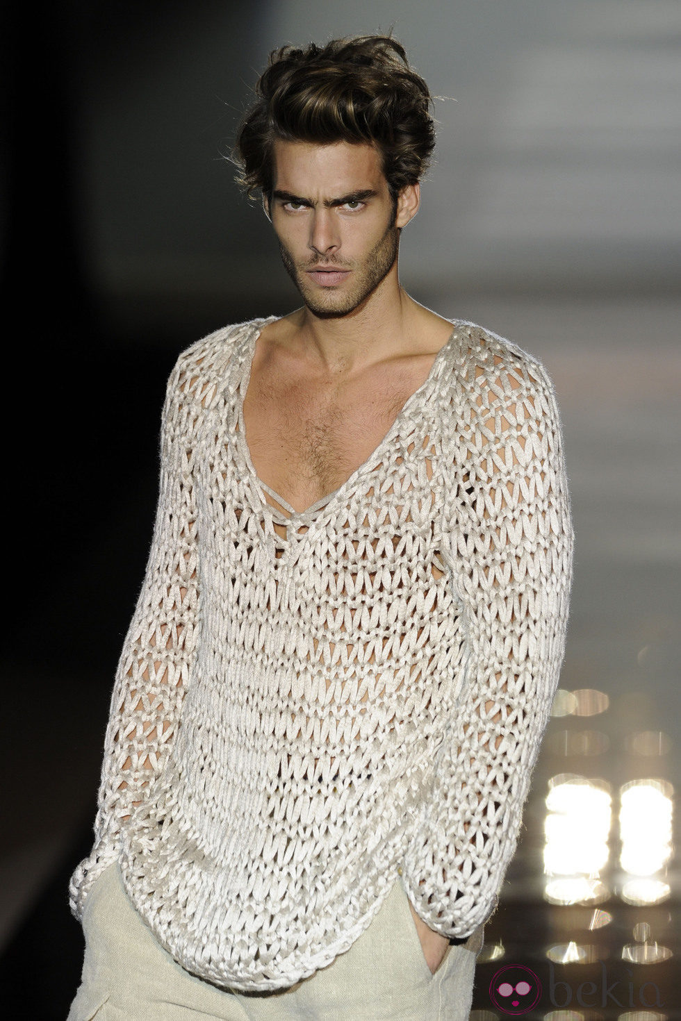 Jon Kortajarena con un jersey de punto en el desfile de Roberto Verino en Cibeles