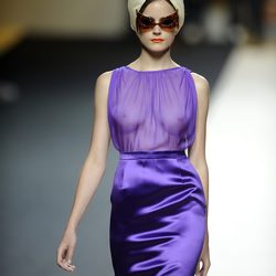 Vestido morado con transparencias y sombrero de Duyos para primavera 2012 en Cibeles 2011