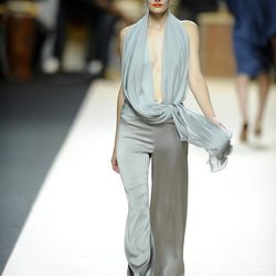 Conjunto con escote y pantalón gris de Duyos para primavera 2012 en Cibeles 2011