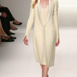 Abrigo en tono marfil de Calvin Klein, colección primavera de 2012