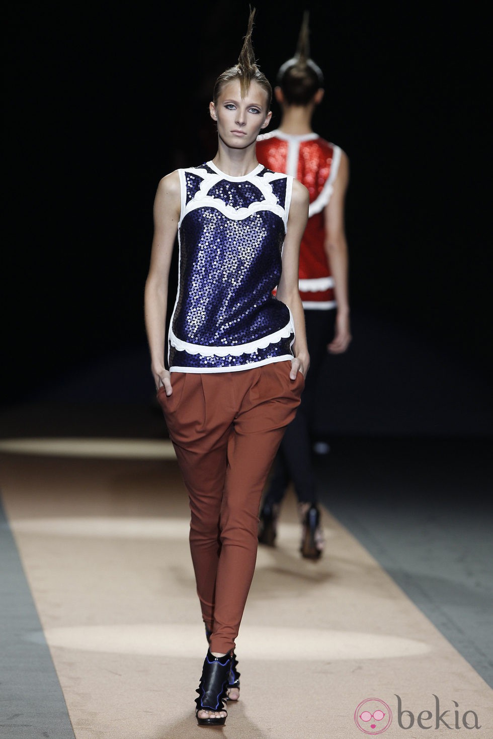 Top con lentejuelas azules de Miguel Palacio, colección primavera de 2012