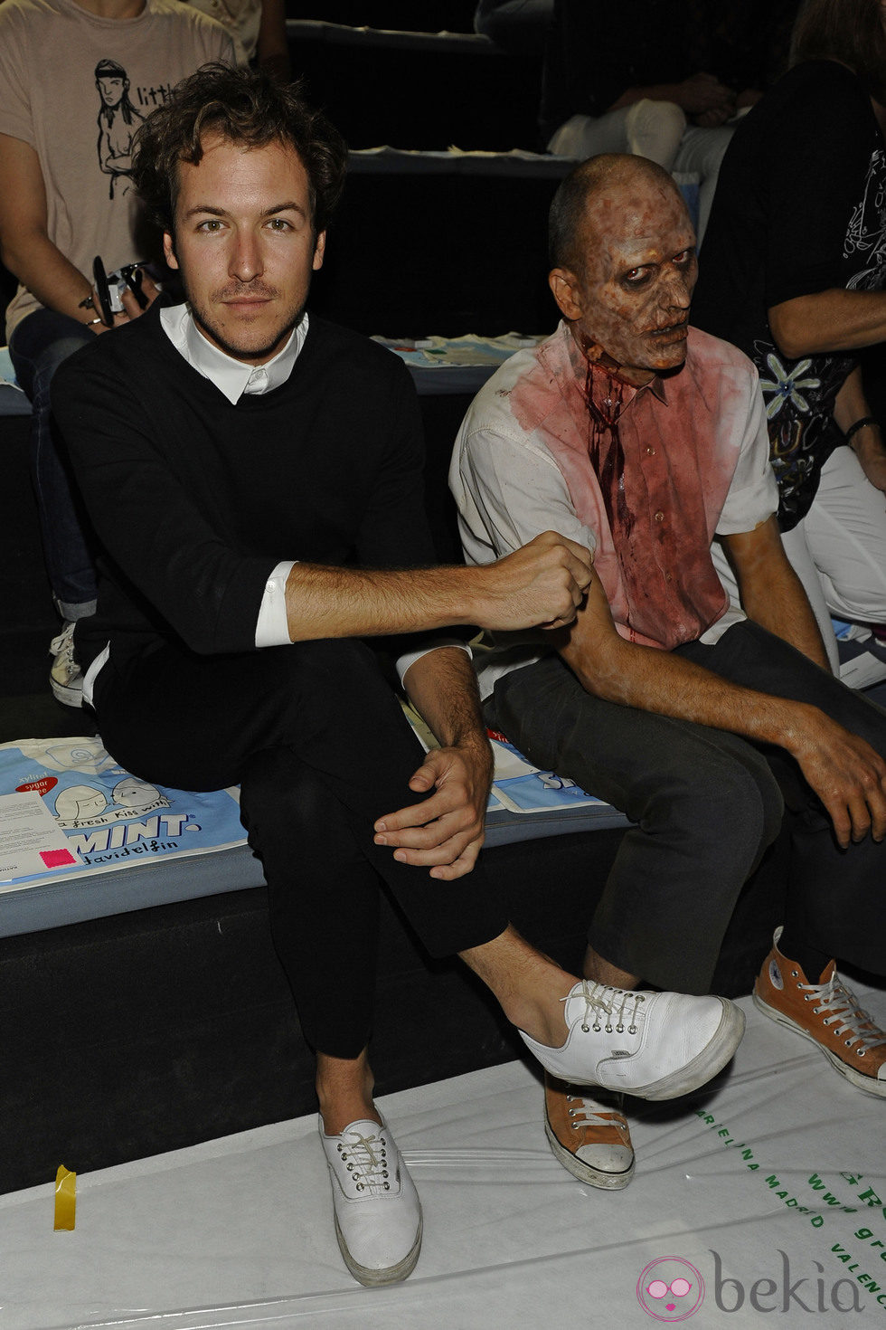 Jorge Suquet y un zombie en el desfile de Davidelfin, colección primavera 2012