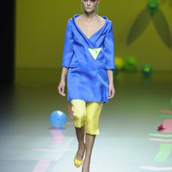 Conjunto azul y amarillo de Ágatha Ruiz de la Prada en Cibeles