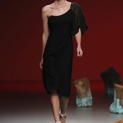 Vestido negro con manga al hombro de Devota y Lomba, colección primavera 2012