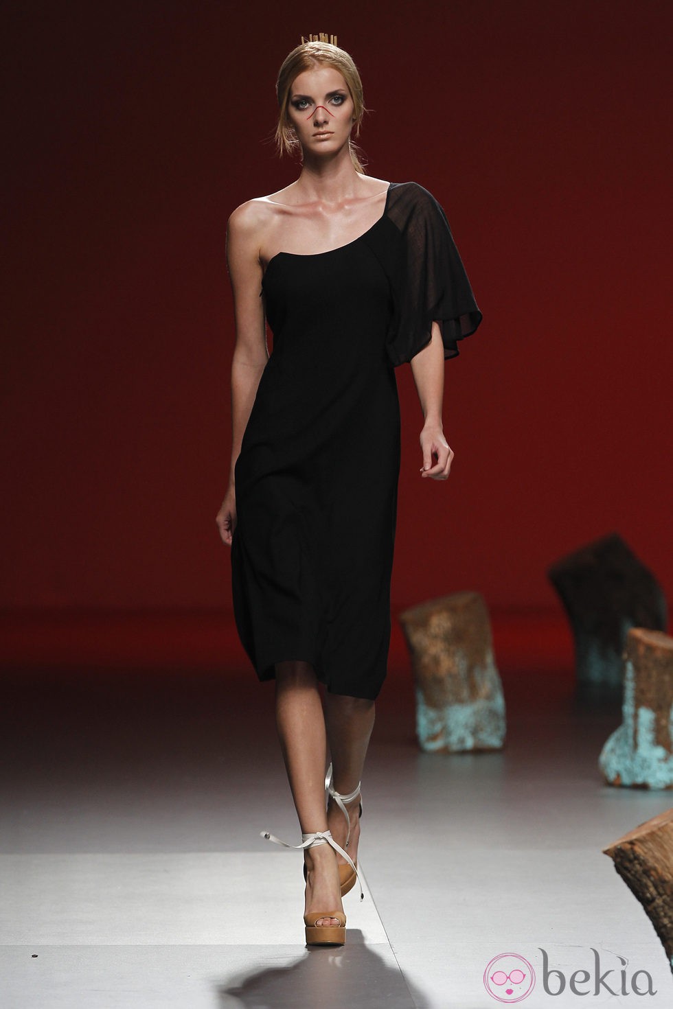 Vestido negro con manga al hombro de Devota y Lomba, colección primavera 2012