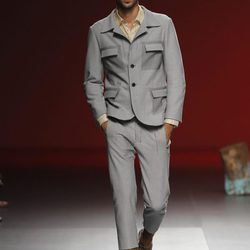 Traje gris claro y camisa beis de Devota y Lomba, colección primavera 2012