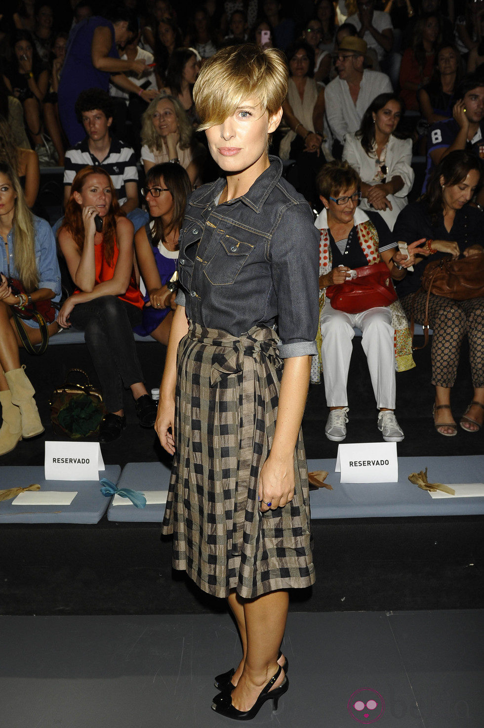 Tania Llasera con camisa vaquera en el desfile de Kina Fernández en Cibeles