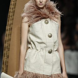 Conjunto abotonado con plumas de Ion Fiz en Cibeles, colección primavera 2012