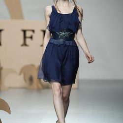 Vestido en azul y maxicinturón de Ion Fiz en Cibeles, colección primavera 2012