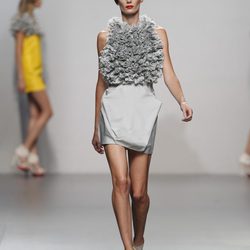 Vestido gris con frondoso fruncido de Amaya Arzuaga en Cibeles, colección primavera de 2012